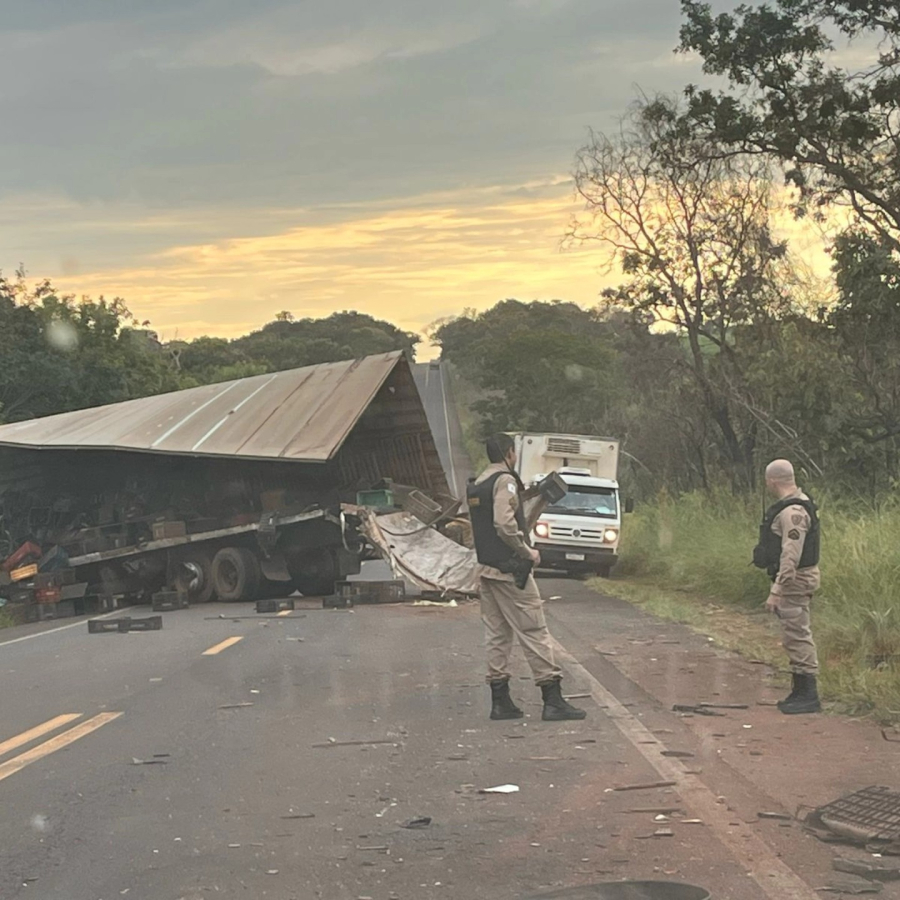 Acidente entre dois caminhões interdita trecho da rodovia próximo a Campina Verde